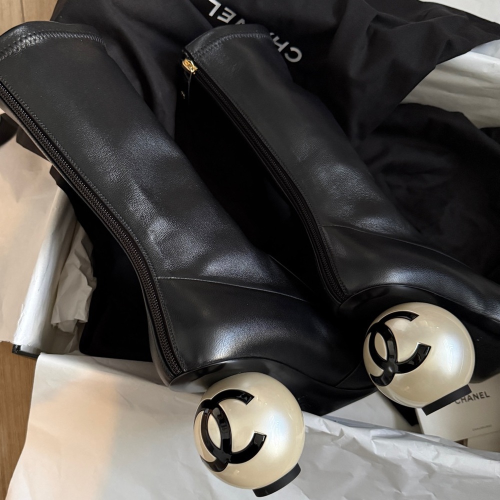 Chanel 25K Black White Pearl Ball Heel CC Logo Stretch Leather Calf Boots - Picture 5 of 8
